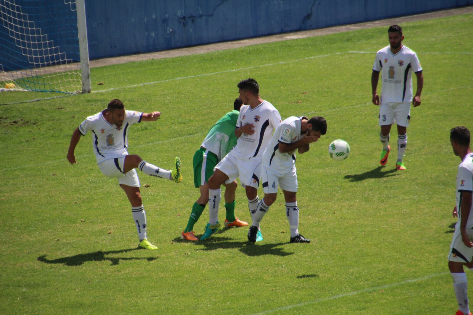 Otro momento del partido. José Ayut.
