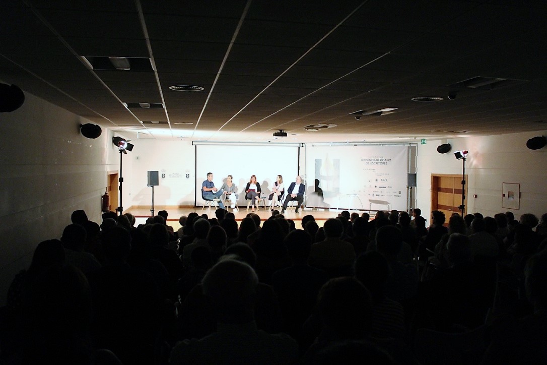 Mesa redonda en honor a Stephen Hawking en el MAB de Los Llanos. Alejandra Rueda (IAC).