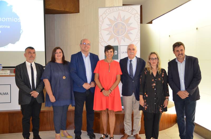 Foto de familia con Anselmo Pestana, Tomás Fernández y Nieves Concostrina en el centro.