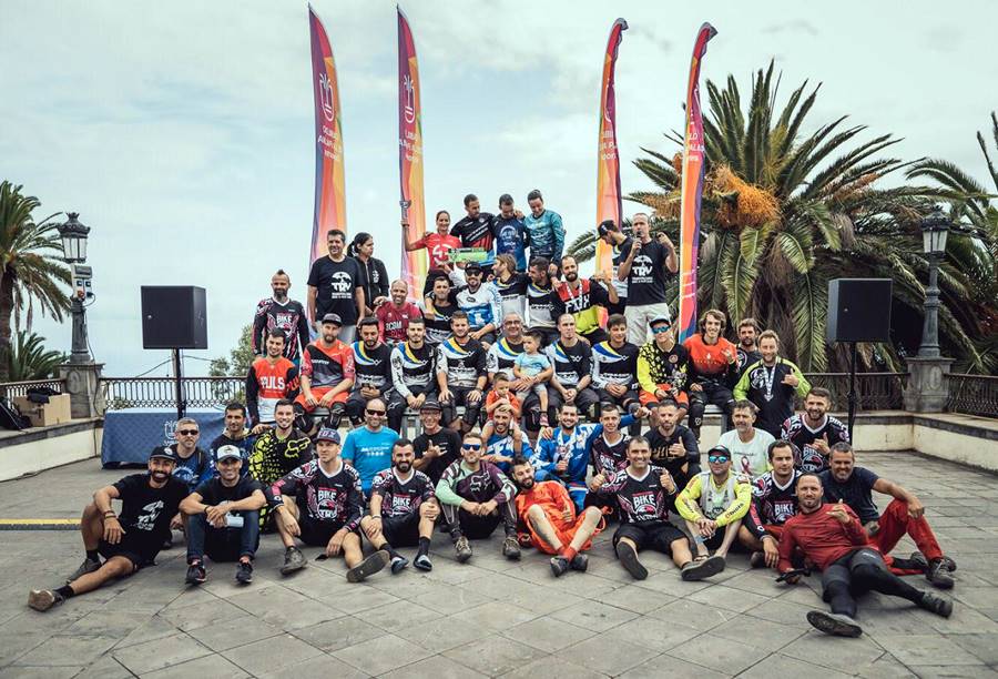 Participantes en el descenso.