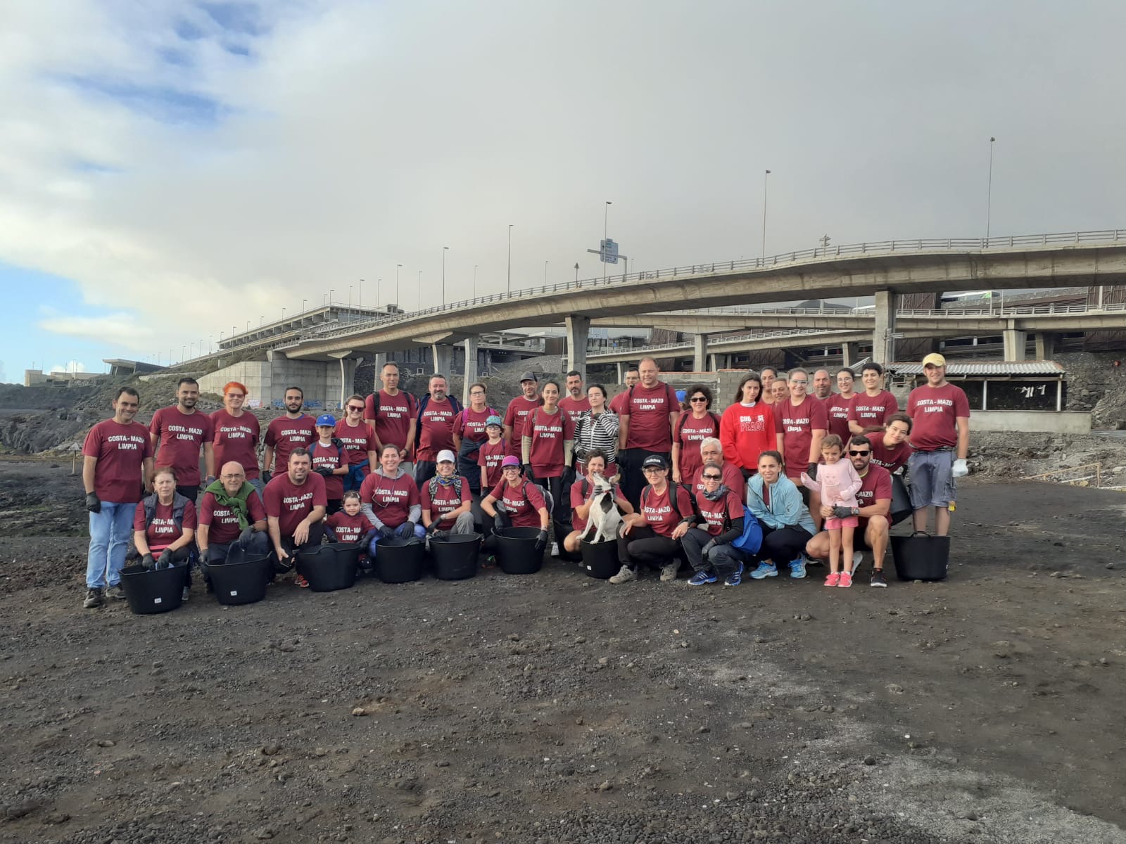 Voluntarios participantes en la limpieza.