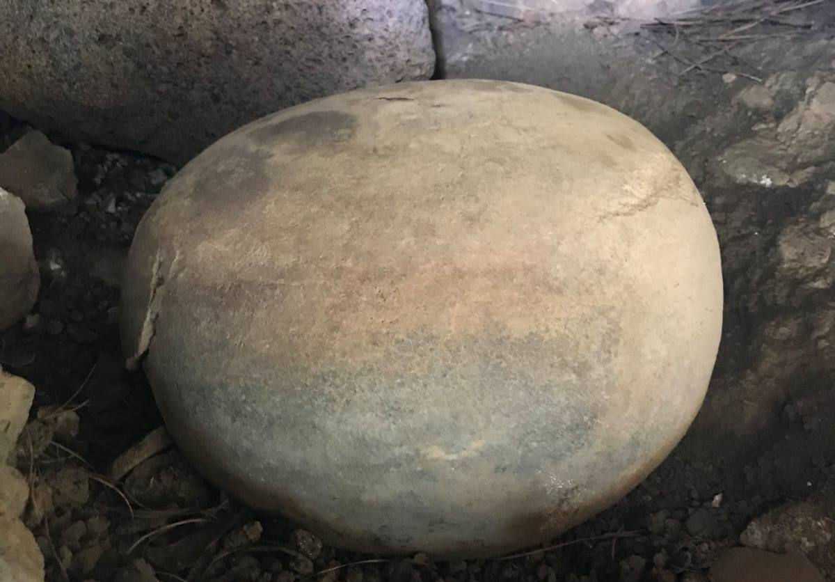 Boca abajo, así encontraron la vasija benahoarita.