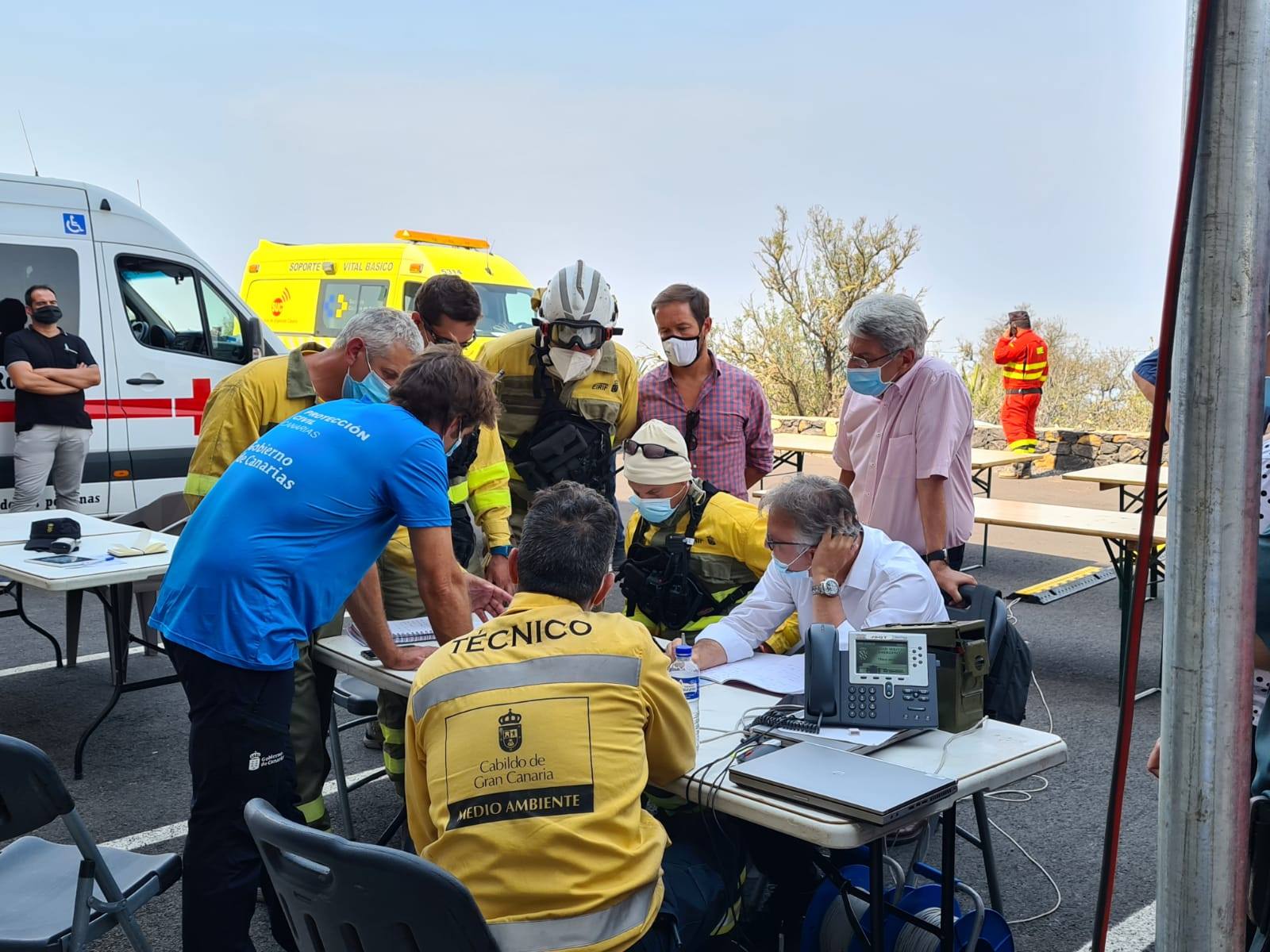 Labores de coordinación desde el Puesto de Mando Avanzado para los trabajos de control del fuego.