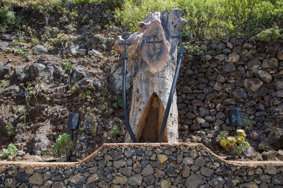 escultura dos cruces