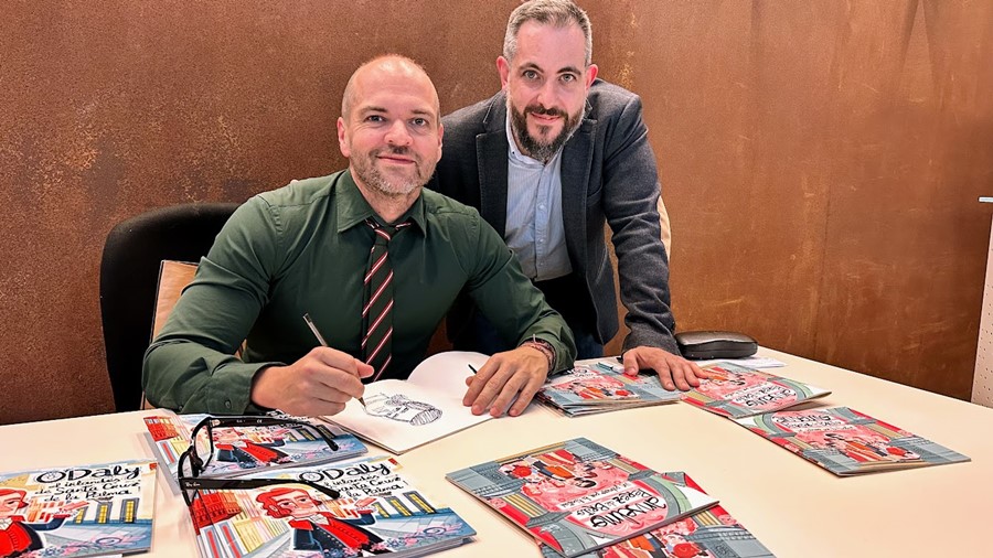 El ilustrador Víctor Jaubert y el historiador Zebensui López en la firma de libros.