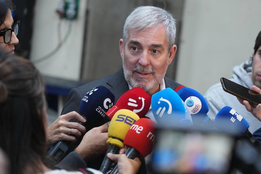 Fernando Clavijo, presidente del Gobierno de Canarias, atendiendo a los medios. Archivo.
