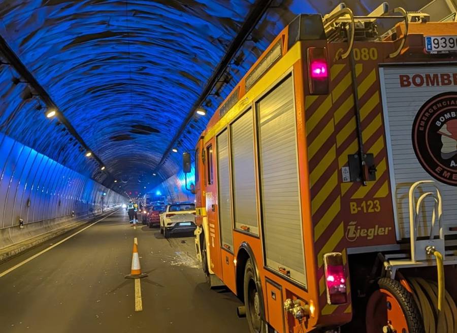 Túnel nuevo de la Cumbre en un incidente reciente por colisión entre 4 vehículos por alcance. Foto Bomberos. 