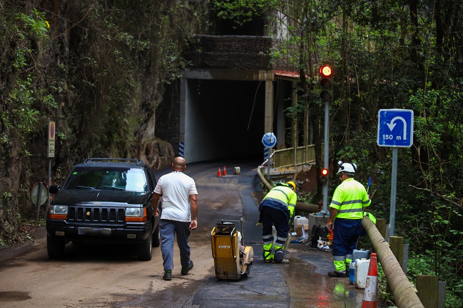 Dando los últimos remates a las obras del semi túnel. Luis G Morera.