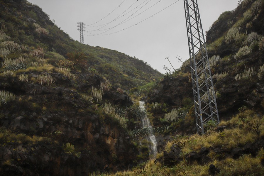 Foto del agua corriendo por un risco- Luis G Morera.