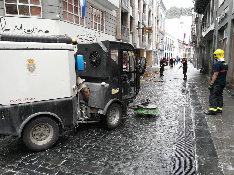 Limpieza de la Calle Real tras la fiesta.