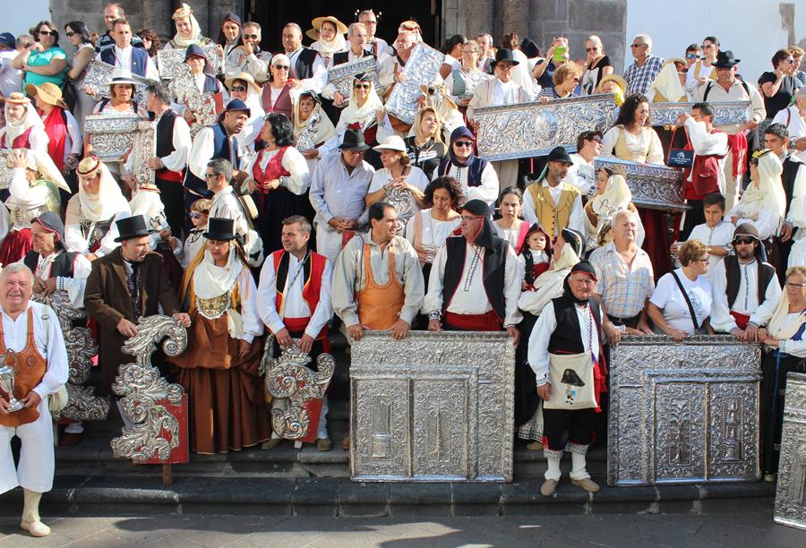 Foto de María Victoria Hernández de los participantes en el traslado de las piezas del Trono.