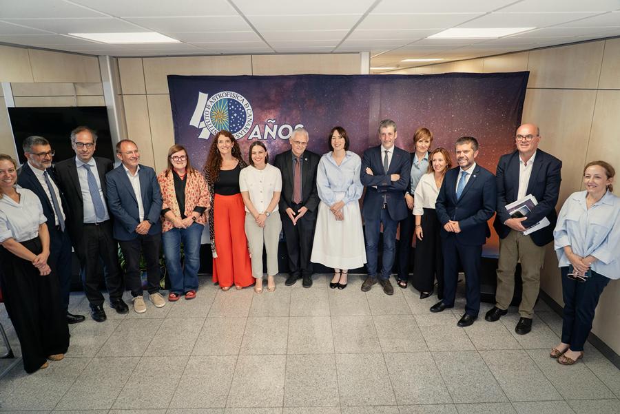 La ministra Diana Morant junto a la consejera de Ciencia del Gobierno de Canarias, Migdalia Machín; y el resto del Consejo Rector del IAC tras la reunión mantenida hoy en La Palma.