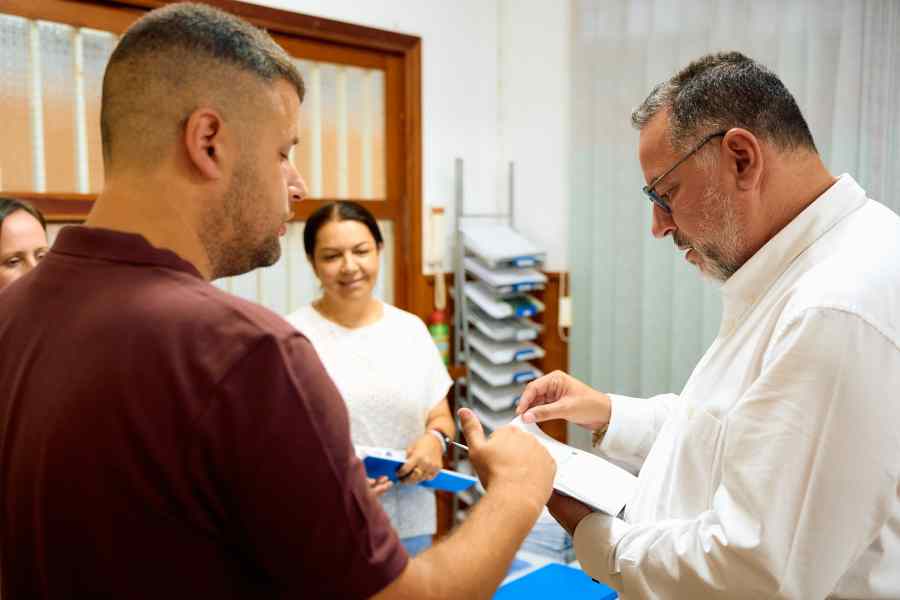 FOTO. Visita Poli Suárez al CEIP El Roque 2