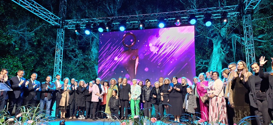 Foto de familia del acto.