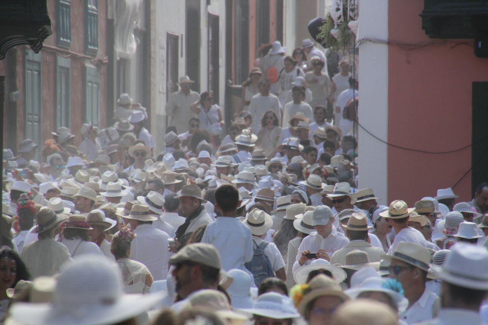 La calle llena de Indianos. Foto de José Ayut.