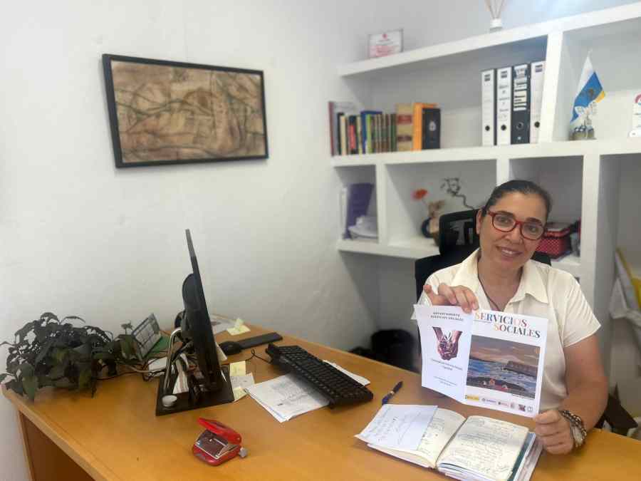 La concejala de Servicios Sociales, Lisi Sánchez, con el tercer numero de la revista (1)