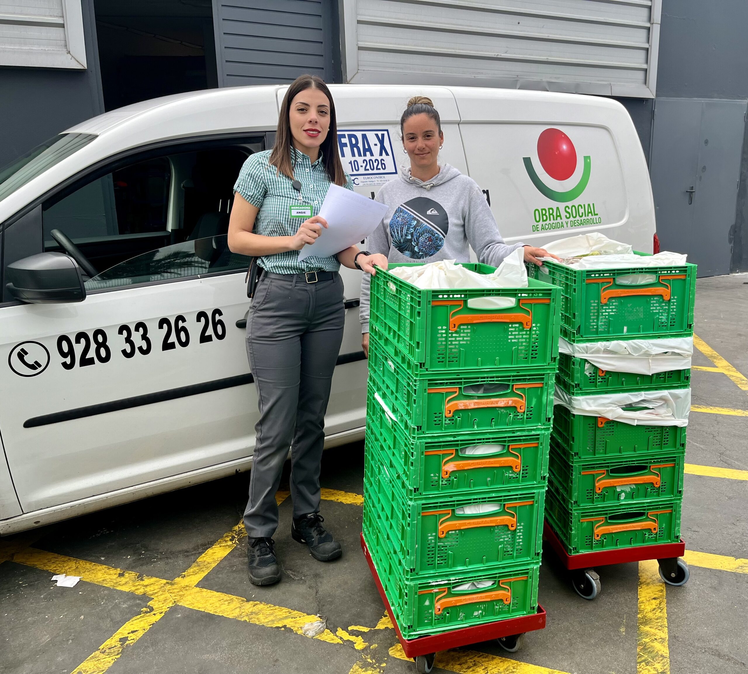 Las Palmas - Una de las entregas diarias desde un supermercado a la entidad Obra Social de Acogida y Desarrollo.