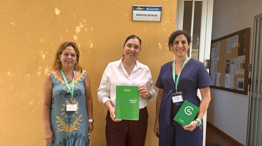 Lisi Sánchez junto a las responsables de AECC