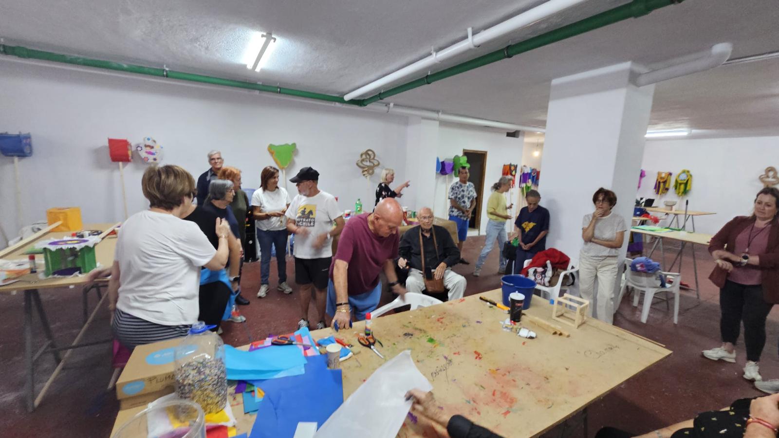 Momento de trabajo de la elaboración de los faroles.