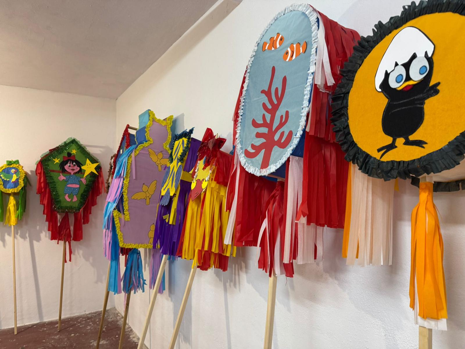 Detalle de la elaboración de los faroles para la pandorga de esta edición.