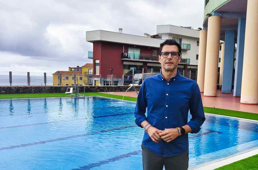 Toni Santana en la piscina municipal de Tazacorte