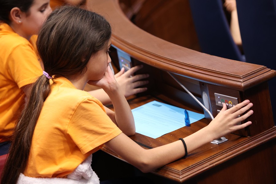 Una niña vota en el pleno infantil celebrado en el Parlamento de Canarias.