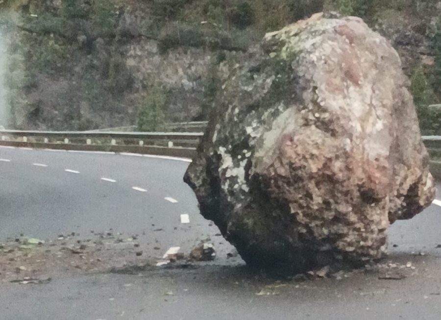 Desprendimiento de una gran piedra