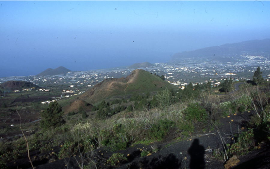 Zona arrasada por el Volcán Tajogaite desde Los Pelados con la Montaña Rajada en primer término (Foto: Jorge Pais Pais).