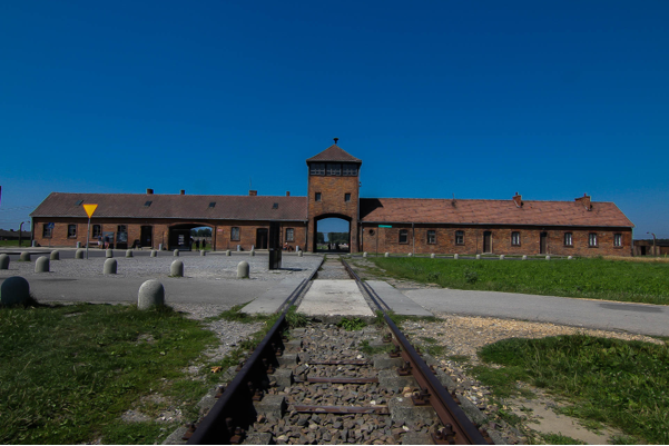 Entrada de Auschwitz II – Birkenau, campo anexo a Auschwitz I, donde se hacían las selecciones y se encontraban las cámaras de gas y los crematorios. (Foto E.C.C.)
