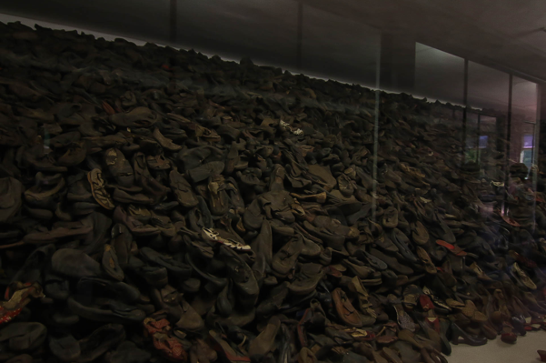 Montaña de zapatos en Auschwitz I. Cada par de esos zapatos fueron calzados por personas inocentes que, como tú y como yo, tuvieron su infancia, sus sueños, sus ilusiones de una vida mejor y plena...para terminar injustamente asesinados en una macabra industria diseñada para exterminar seres humanos. Es solo una de las muchas imágenes que resultan del odio. (Foto E.C.C.)