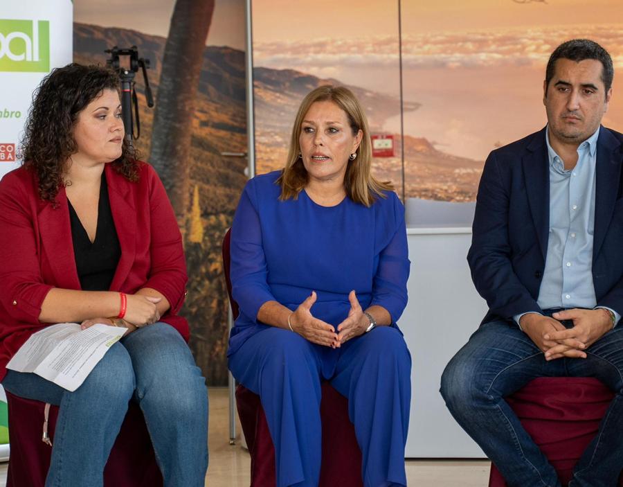Astrid Pérez con la presidenta de Indispal y el acalde de Breña Baja.