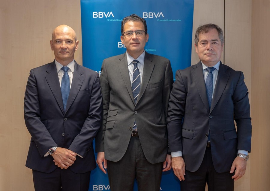 El economista jefe de BBVA Research, Miguel Cardoso (en el centro), en la presentación del Informe Situación Canarias de 2025 - BBVA RESEARCH