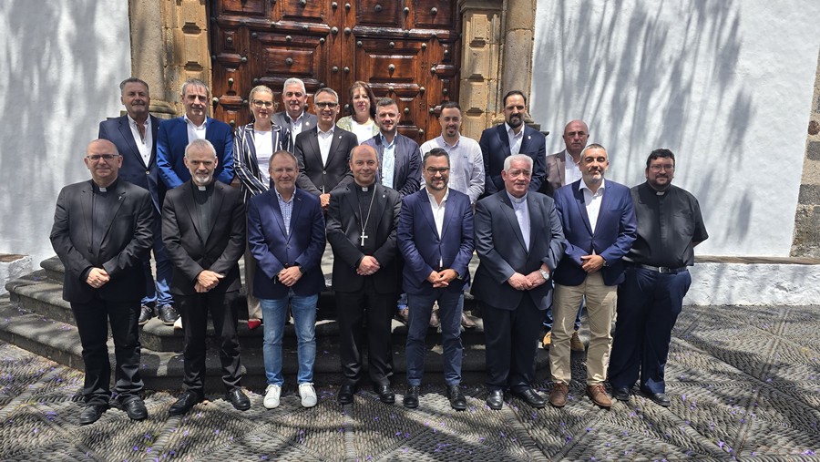 Foto del obispo con las autoridades.