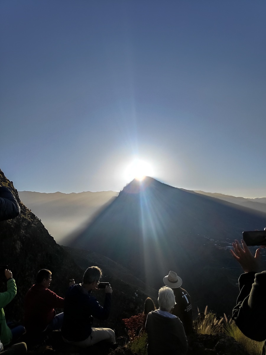 Solsticio de verano. El sol surge por la cima del Bejenao.