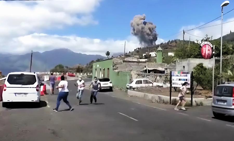 Vecinos de Las Manchas sorprendidos por la erupción de 2021.