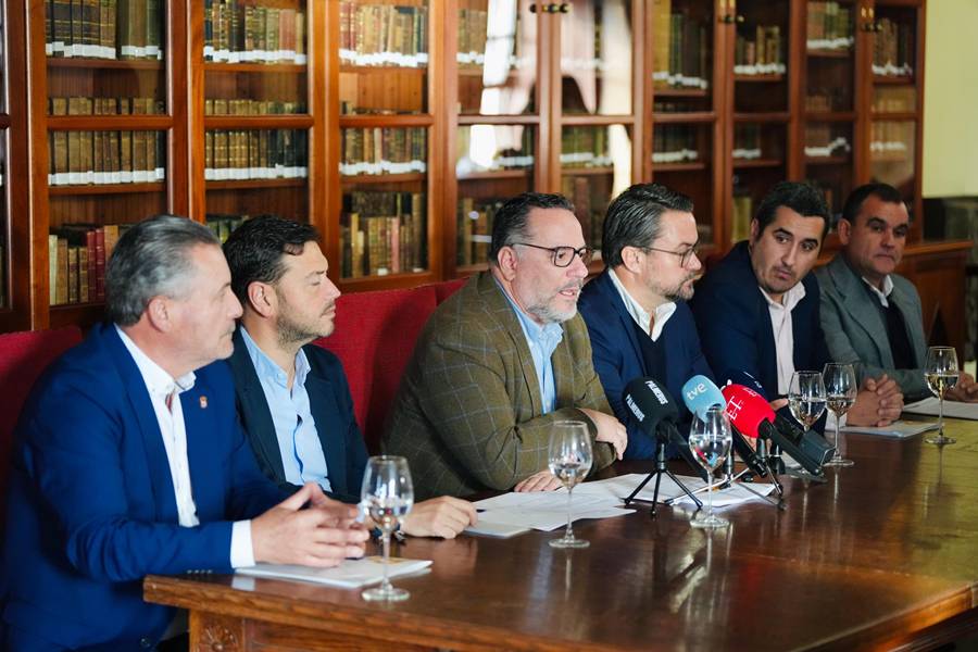 FOTO. (3) Poli Suárez en la firma de los convenios de Educación con seis municipios de La Palma