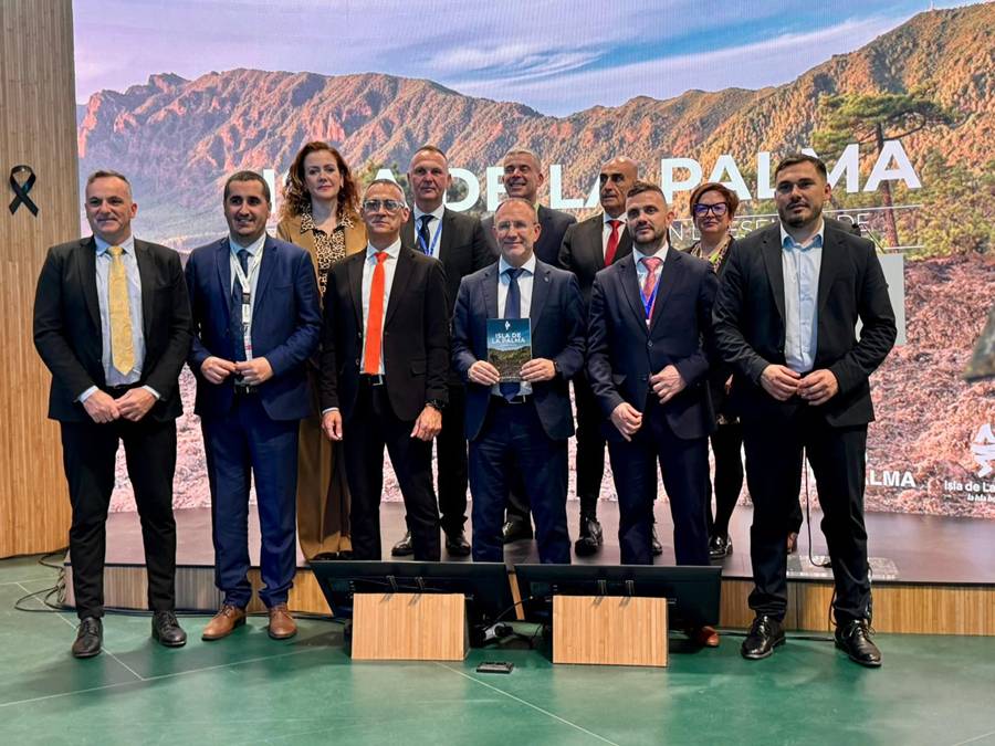 Presentación nueva guía turística La Palma presidente insular junto a representantes de La Palma